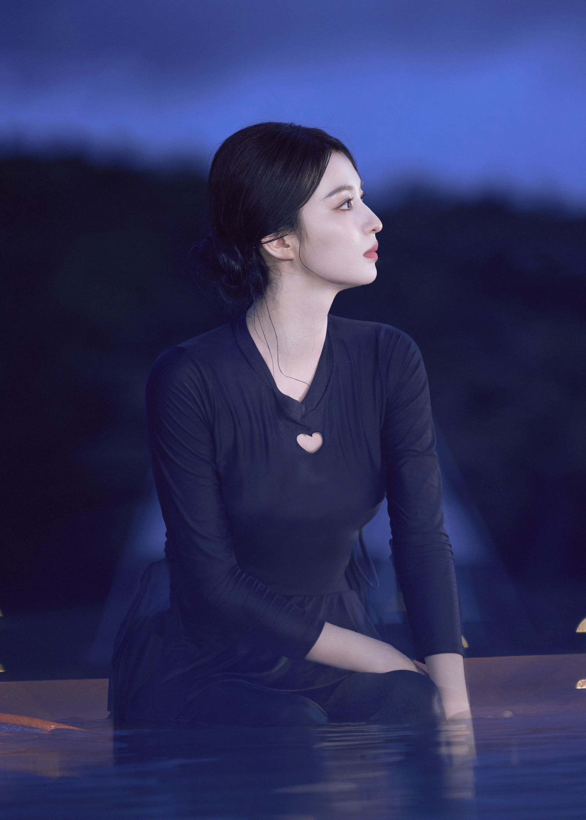 Thiết kế thực chất có thiết kế dạng bodysuit thể thao kín đáo.