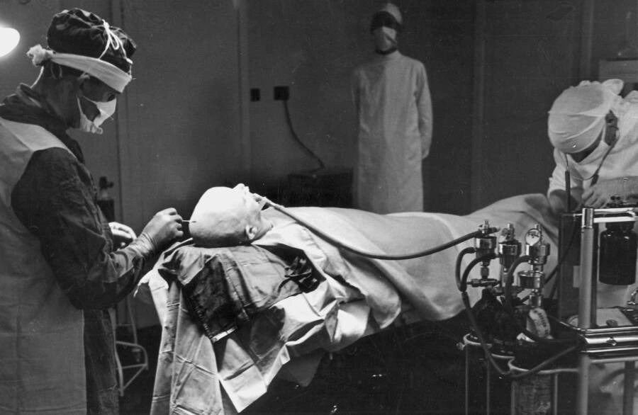 Một ca phẫu thuật cắt thùy não cho bệnh nhân tâm thần người Anh năm 1947. Ảnh: NTB