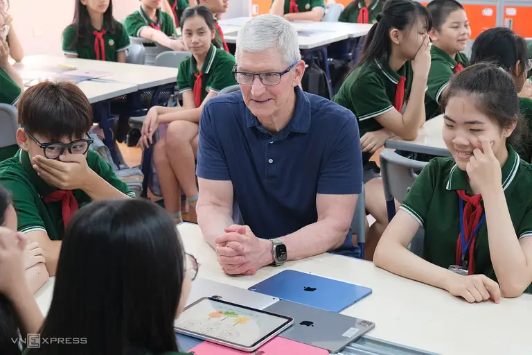 CEO Apple Tim Cook tới Việt Nam ngày 16/4/2024. Ảnh: Tuấn Hưng