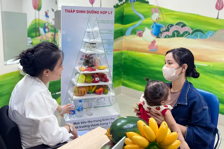 Bác sĩ dinh dưỡng khám tư vấn cho bệnh nhi - Ảnh: TL