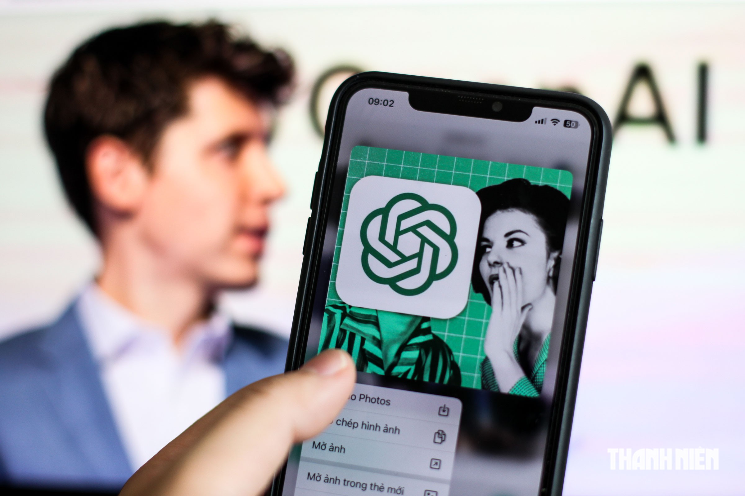 Logo ChatGPT trước ảnh chân dung CEO OpenAI Sam Altman