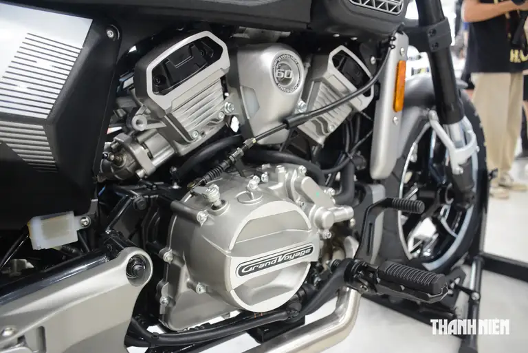 Một trong những điểm nổi bật nhất trên Hyosung GV350X là khối động cơ V-Twin dung tích 339cc, làm mát bằng chất lỏng, 4 thì và sử dụng hệ thống phun nhiên liệu điện tử. Động cơ này cho công suất tối đa 31,5 mã lực tại 8.500 vòng/phút, mô-men xoắn cực đại đạt 30 Nm tại 6.500 vòng/phút. Sức mạnh được truyền qua hộp số sàn 6 cấp và hệ thống truyền động cuối bằng dây đai mang lại khả năng vận hành êm, sạch và không đòi hỏi bảo dưỡng thường xuyên như hệ thống truyền động bằng xích