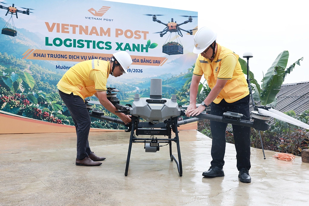 Nhân viên điều khiển UAV kiểm tra thiết bị trước khi vận hành. Ảnh: Đàm Minh