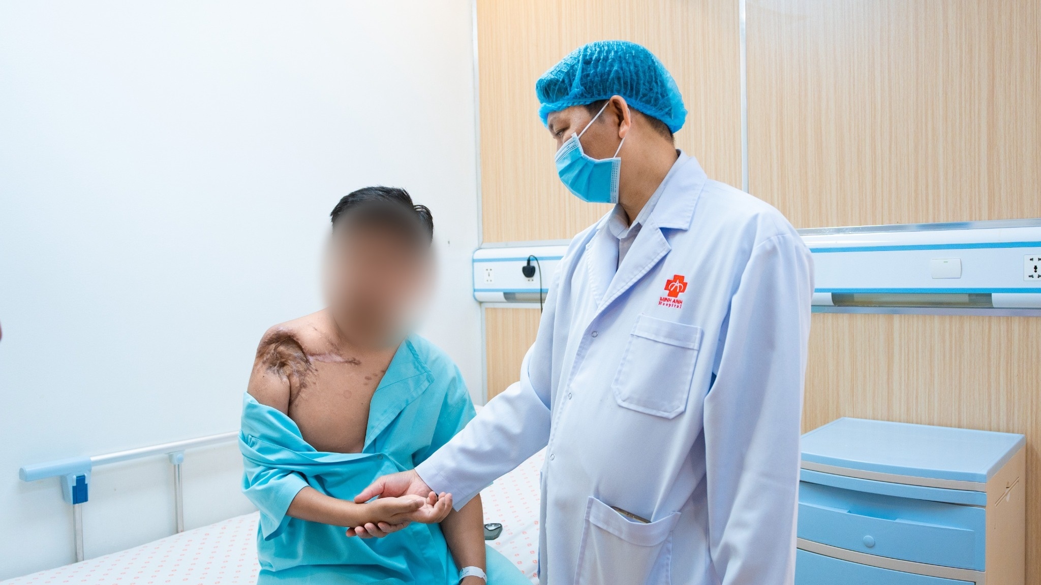 Bác sĩ thăm khám cho bệnh nhân