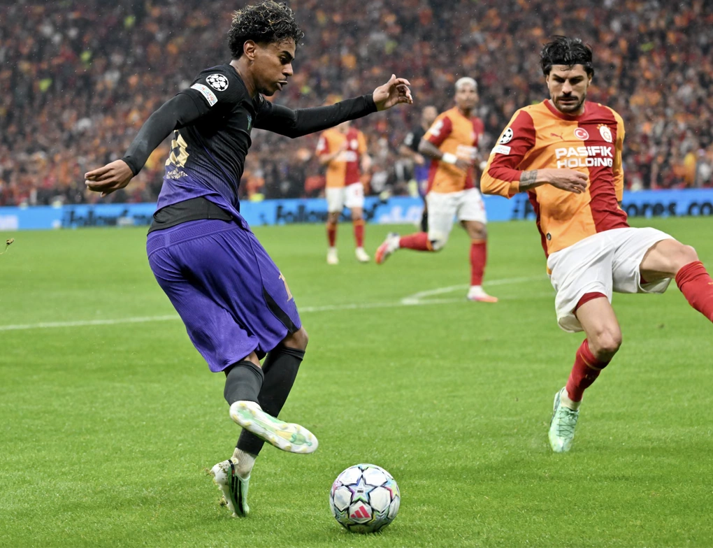 Lamine Yamal làm động tác kỹ thuật trước khi kiến tạo cho Anthony Gordon ghi bàn trong trận Barca thắng Galatasaray 4-1 ở lượt hai vòng phân hạng Champions League trên sân Rams Park, Istanbul, Thổ Nhĩ Kỳ ngày 13/10. Ảnh: EPA