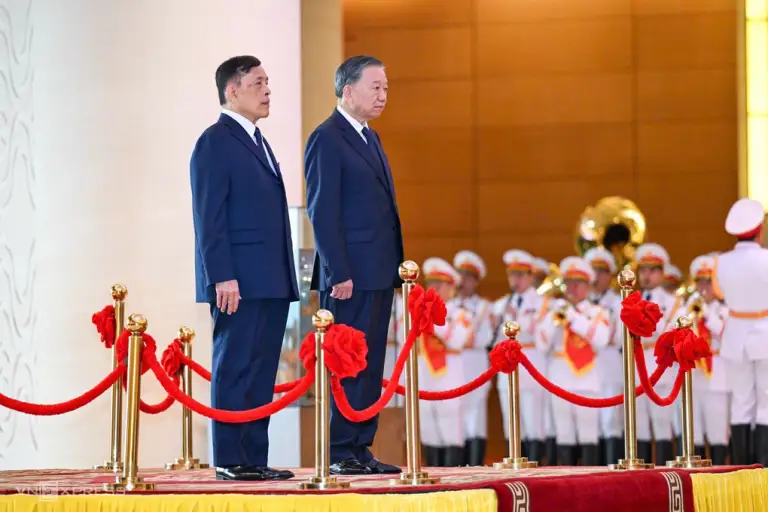Tổng Bí thư, Chủ tịch nước Tô Lâm và Vua Thái Lan Maha Vajiralongkorn Phra Vajiraklaochaoyuhua làm lễ chào cờ. Ảnh: Giang Huy