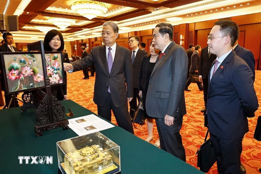 Chủ tịch Quốc hội Trần Thanh Mẫn và Ủy viên trưởng Nhân đại toàn quốc Trung Quốc Triệu Lạc Tế trao đổi tặng phẩm - Ảnh: TTXVN