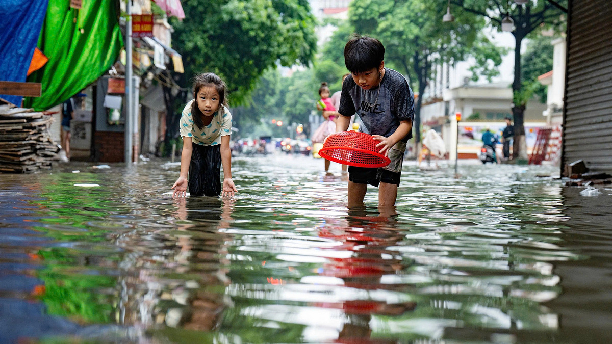Vì sao lội nước vài giờ có thể khiến da tổn thương?