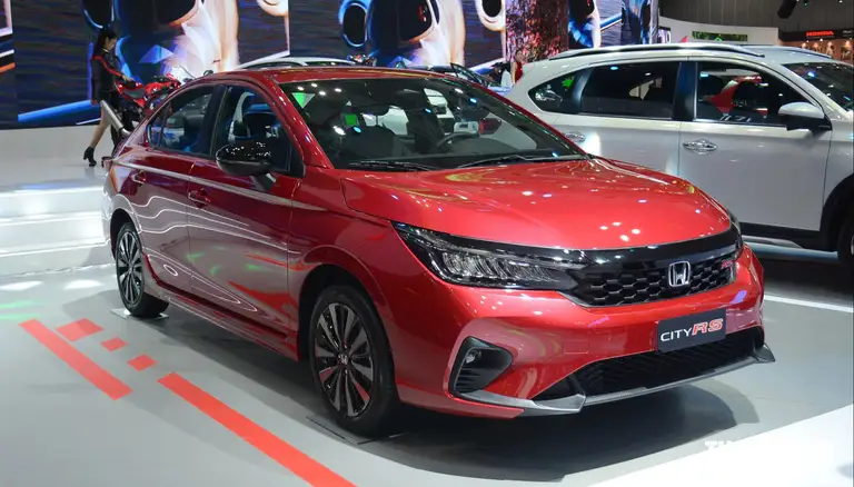 Cùng với Toyota Hilux, mẫu sedan hạng B cũng đánh dấu sự trở lại cuộc đua doanh số ô tô động cơ đốt trong với 912 xe bán ra, tăng 486 xe so với tháng trước đó. Đáng chú ý, đây là lần đầu tiên trong năm 2026, Honda City góp mặt trong danh sách này. Áp lực cạnh tranh cùng sự suy giảm sức hút của dòng sedan nói chung khiến Honda City không còn giữ được sức hấp dẫn như trước đây. Dù vậy, những chương trình ưu đãi từ phía Honda, giúp doanh số Honda City được cải thiện. Mẫu xe này hiện được phân phối 3 phiên bản, giá bán từ 499 - 569 triệu đồng