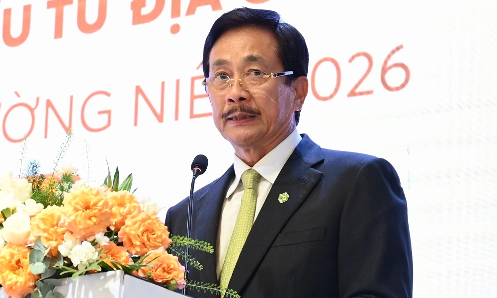 Nhà sáng lập Bùi Thành Nhơn phát biểu trong phiên họp thường niên của Novaland hồi cuối tháng 4. Ảnh: NVL