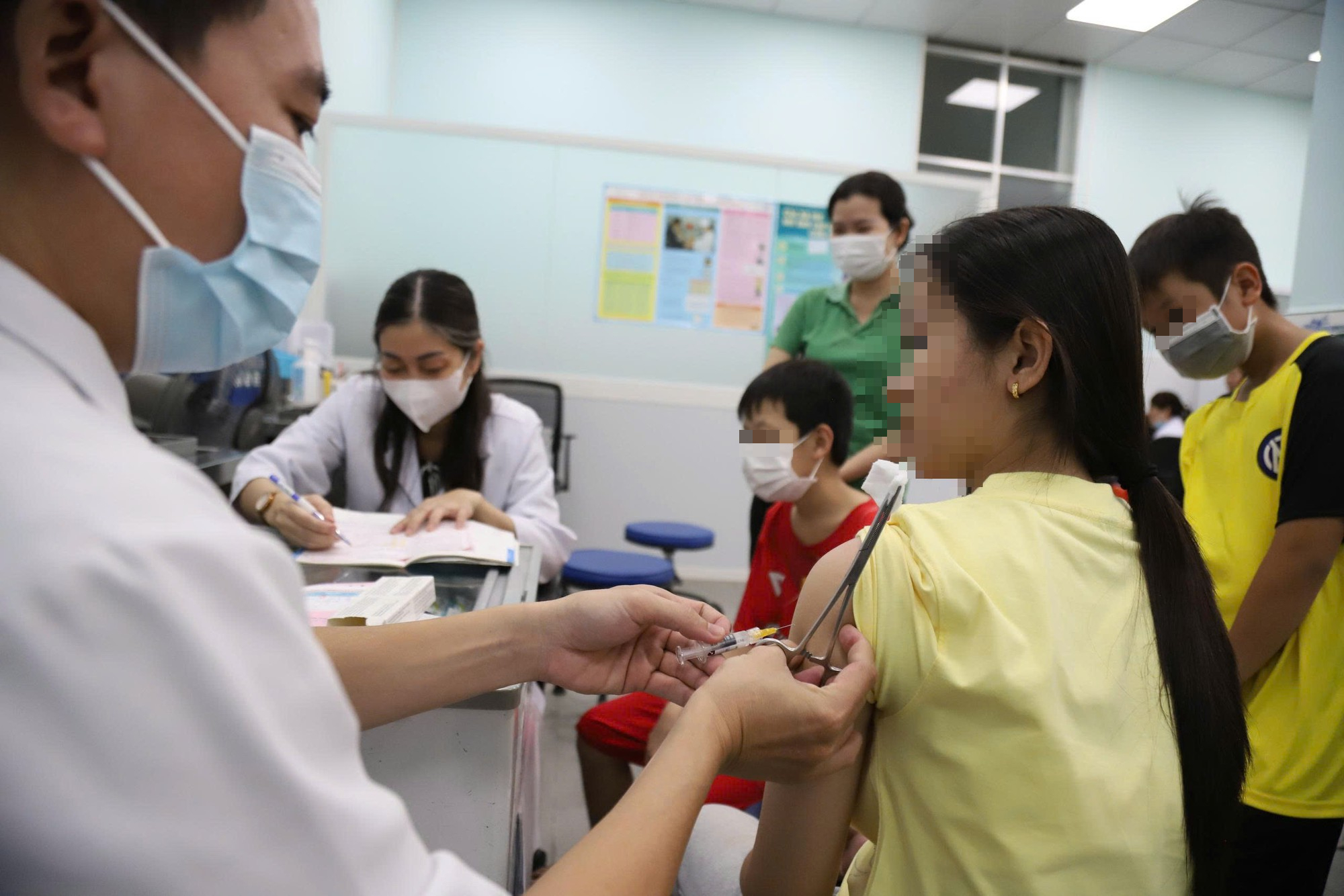 Trẻ tiêm vắc xin phòng bệnh tại Viện Pasteur TP.HCM - Ảnh: HƯƠNG LY