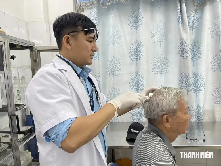 Người dân tới Trạm y tế phường Bảy Hiền, TP.HCM để chăm sóc vết thương