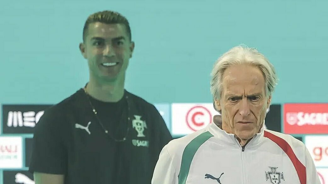 HLV Jorge Jesus bị đe dọa sa thải nếu không xin lỗi Ronaldo