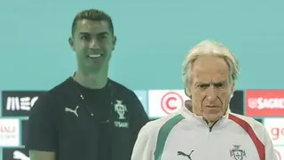 HLV Jorge Jesus bị đe dọa sa thải nếu không xin lỗi Ronaldo