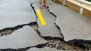 Quốc lộ nứt toác sau khi lũ rút