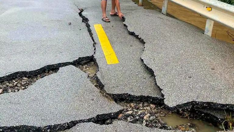 Quốc lộ nứt toác sau khi lũ rút