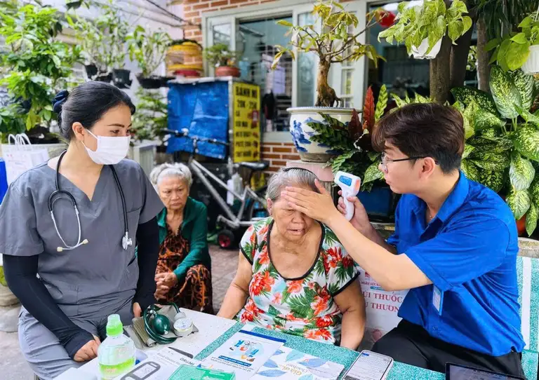 Đội y tế phường Xuân Hòa, TP.HCM khám bệnh tại nhà cho người dân - Ảnh: LÊ PHAN
