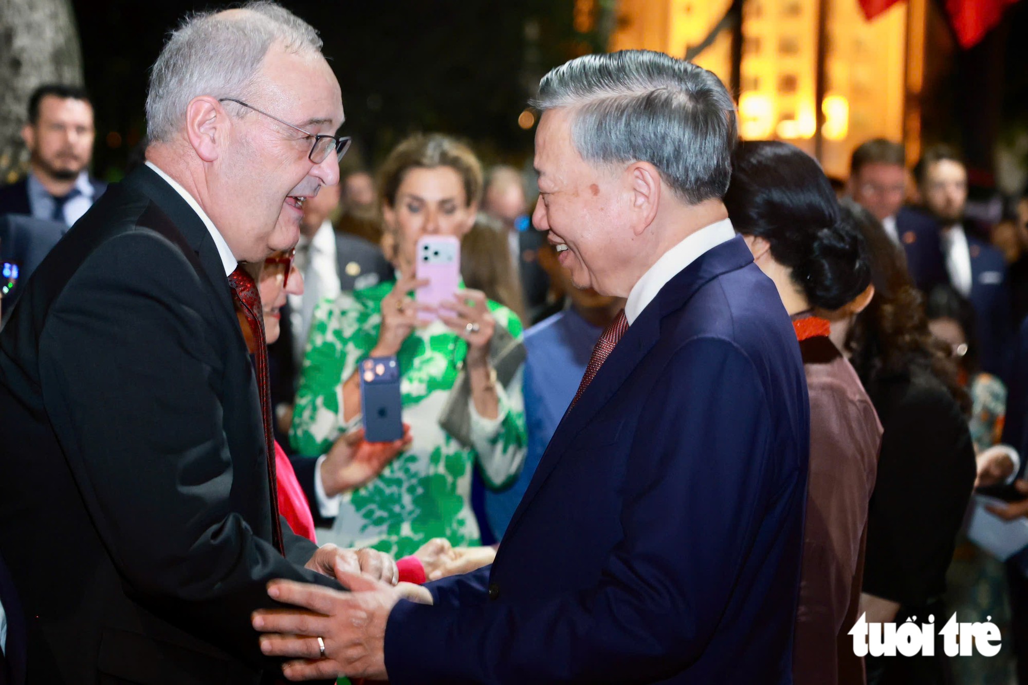 Tổng Bí thư, Chủ tịch nước Tô Lâm và Tổng thống Thụy Sĩ Guy Parmelin tại bờ hồ Hoàn Kiếm - Ảnh: NGUYỄN KHÁNH