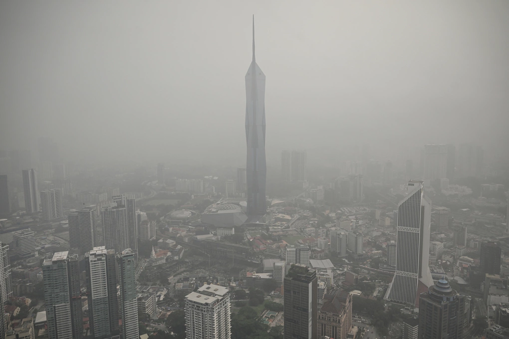 Các tòa nhà bị khói bao trùm ở Kuala Lumpur, Malaysia, ngày 16/10. Ảnh: AFP
