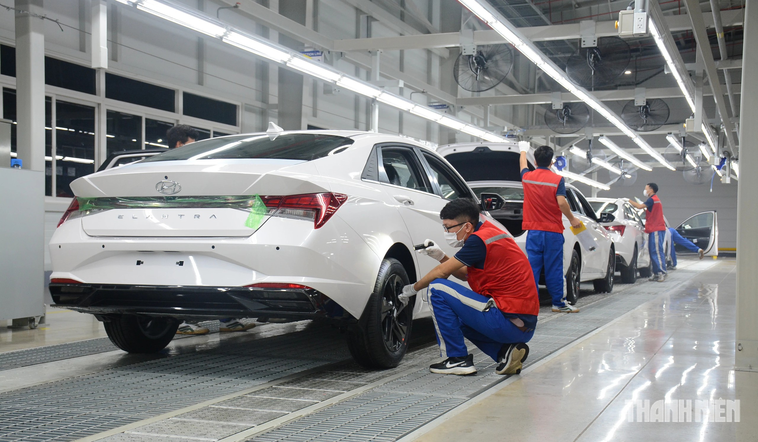 Các màu trung tính như trắng, đen, xám và bạc thường có nhóm khách hàng rộng hơn