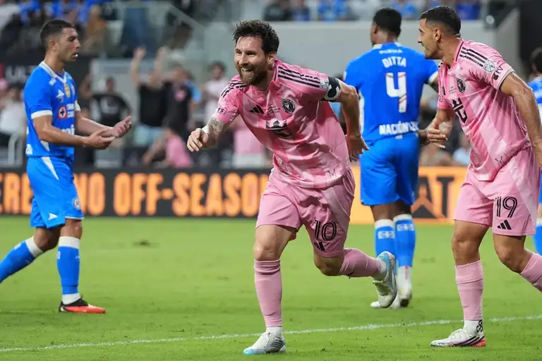 Bàn thắng bằng đầu của Messi giúp Inter Miami vô địch Campeones Cup - Ảnh: AP