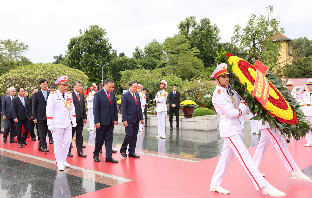 Tổng Bí thư, Chủ tịch nước Tô Lâm dẫn đầu đoàn đại biểu Ban Chấp hành Trung ương Đảng khóa 14 viếng liệt sĩ tại Đài tưởng niệm trên đường Bắc Sơn, sáng 5/10. Ảnh: Hoàng Phong