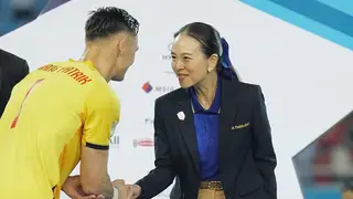 Madam Pang diện phong cách tiểu thư trên sân Mỹ Đình