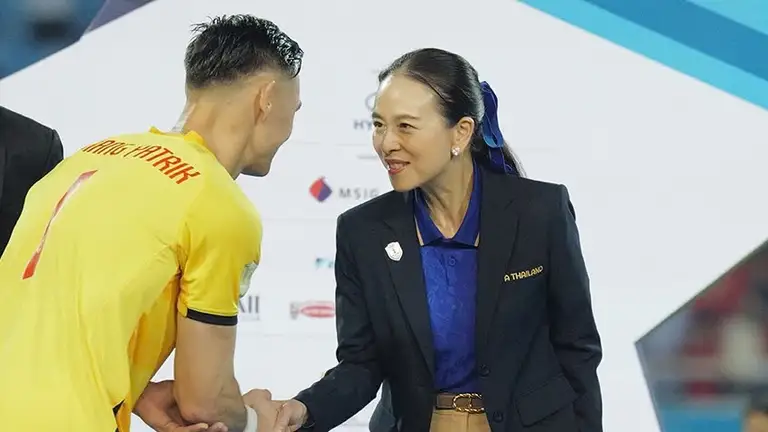 Madam Pang diện phong cách tiểu thư trên sân Mỹ Đình