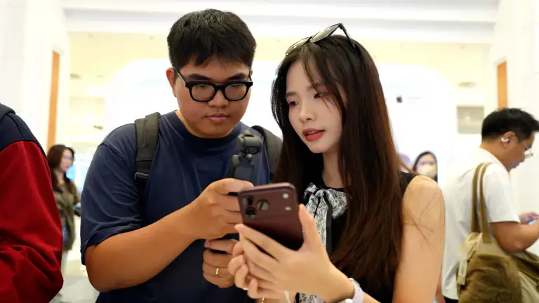 Giới trẻ Hà Nội trải nghiệm IPhone 18 ở điểm bán trên đường Nguyễn Trãi