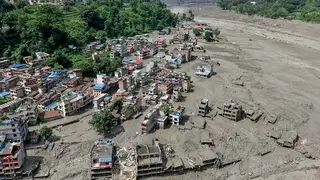 Phút kinh hoàng của phi công Nepal trước sóng lũ cao 6 m