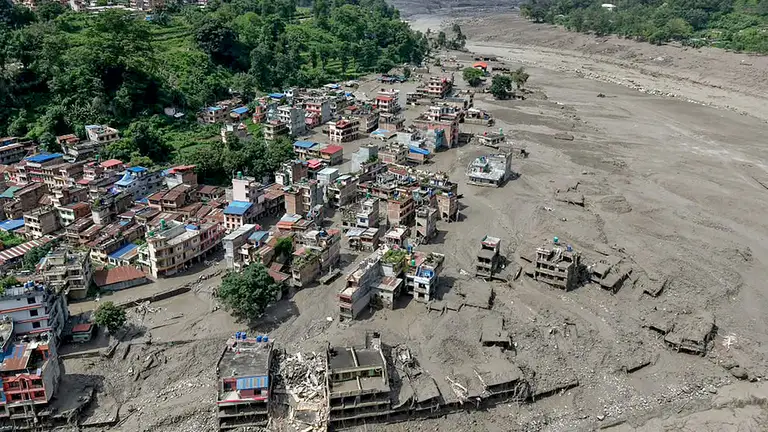 Phút kinh hoàng của phi công Nepal trước sóng lũ cao 6 m