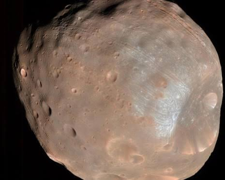 Vệ tinh Phobos có đường kính khoảng 27km, quay quanh sao Hỏa ở khoảng cách 6.000km và hoàn thành ba vòng quỹ đạo mỗi ngày - Ảnh: NASA