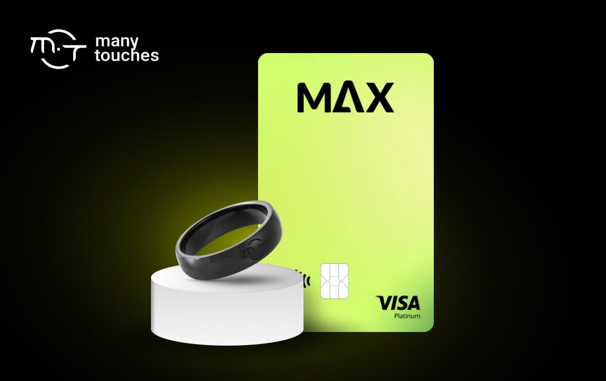 Nhẫn The Ring màu đen khắc chữ VISA VIB đặt cạnh thẻ Max Card màu xanh