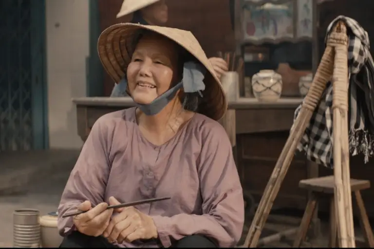 Tạo hình diễn viên Kiều Chinh với vai người bà nghèo trong phim "Mãi nợ một lời tạm biệt". Ảnh: Đoàn phim cung cấp