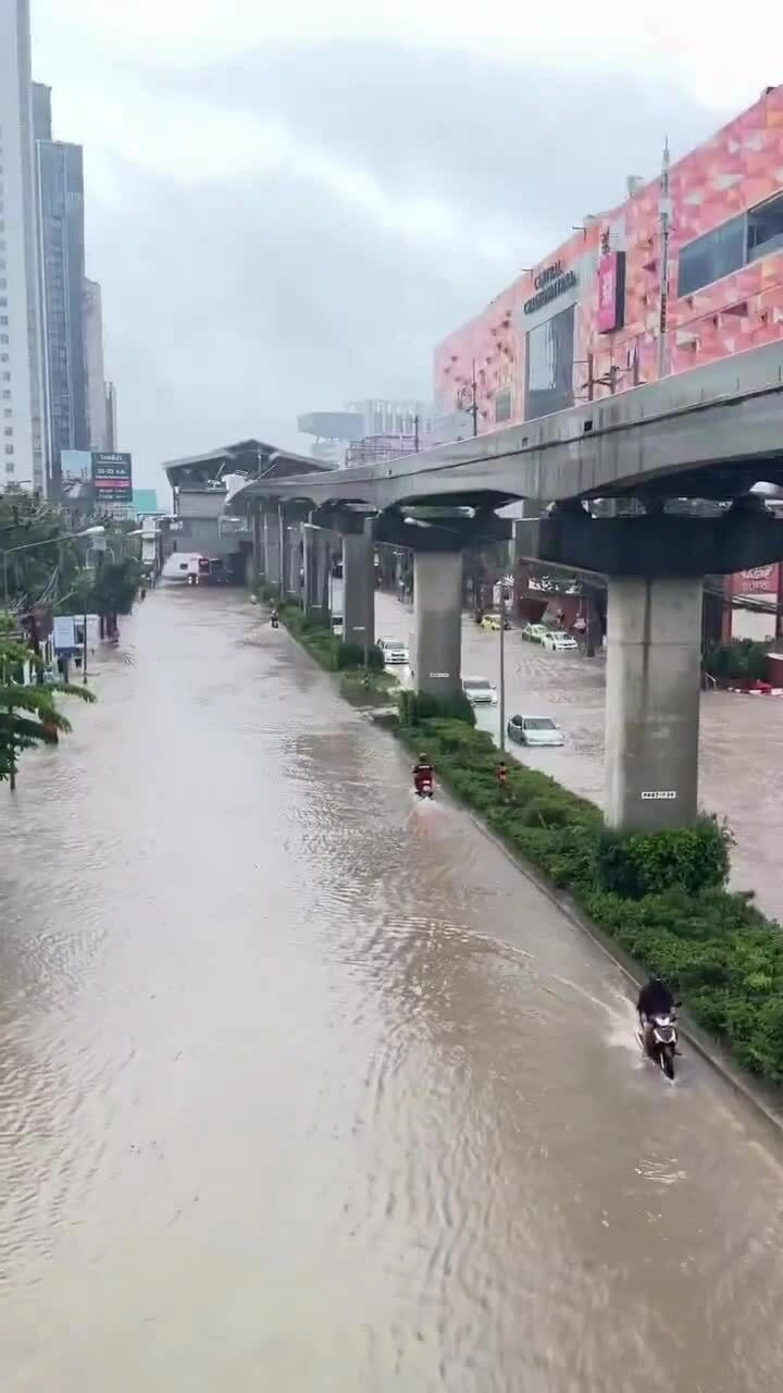 Đường phố Bangkok ngập lụt do mưa lớn ngày 25-26/9. Video: Thai Enquirer , X/Sirote Klambaipoon