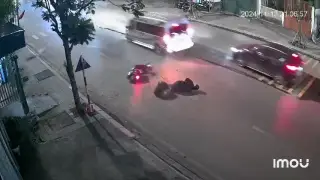 Tình huống khác, xe 16 chỗ lấn làn cùng lúc người đi xe máy ngược chiều ngã đổ ra đường, hôm 13/11 tại Hà Lầm, Hạ Long. Video: Minh Hiếu