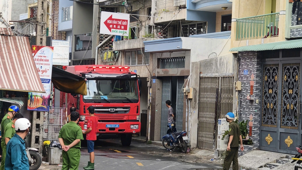 Cảnh sát phong tỏa hiện trường để dập lửa, điều tra nguyên nhân. Ảnh: Đình Văn