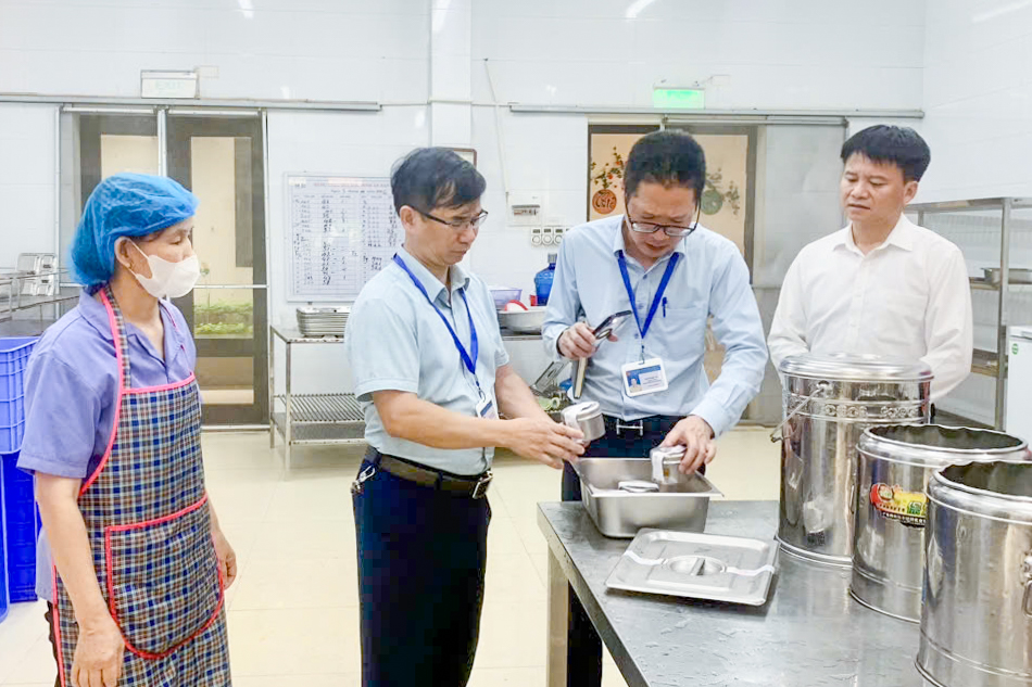 Đoàn kiểm tra an toàn thực phẩm liên ngành của tỉnh Bắc Ninh giám sát một bếp ăn tập thể.