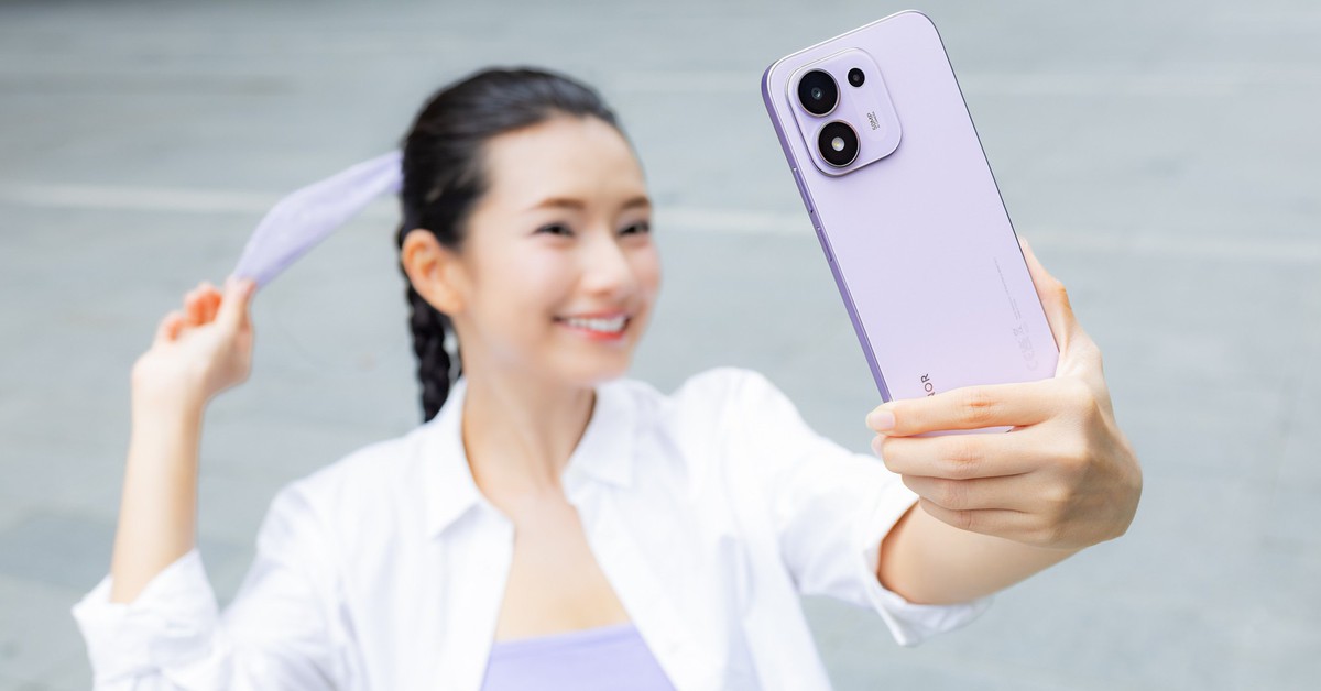Đây là điện thoại pin 8.100mAh, thả rơi 2,5 mét, xịt nước áp lực cao vẫn chạy