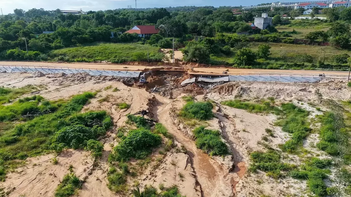 Vì sao lũ cát đỏ uy hiếp khu dân cư, resort ở Mũi Né?