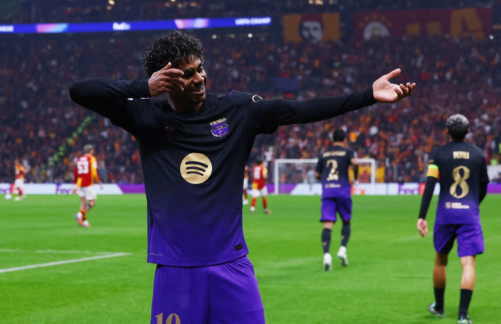 Lamine Yamal ăn mừng cùng Anthony Gordon trong trận Galatasaray – Barca trên sân Ali Sami Yen, Istanbul, Thổ Nhĩ Kỳ ngày 13/10/2026. Ảnh: Reuters