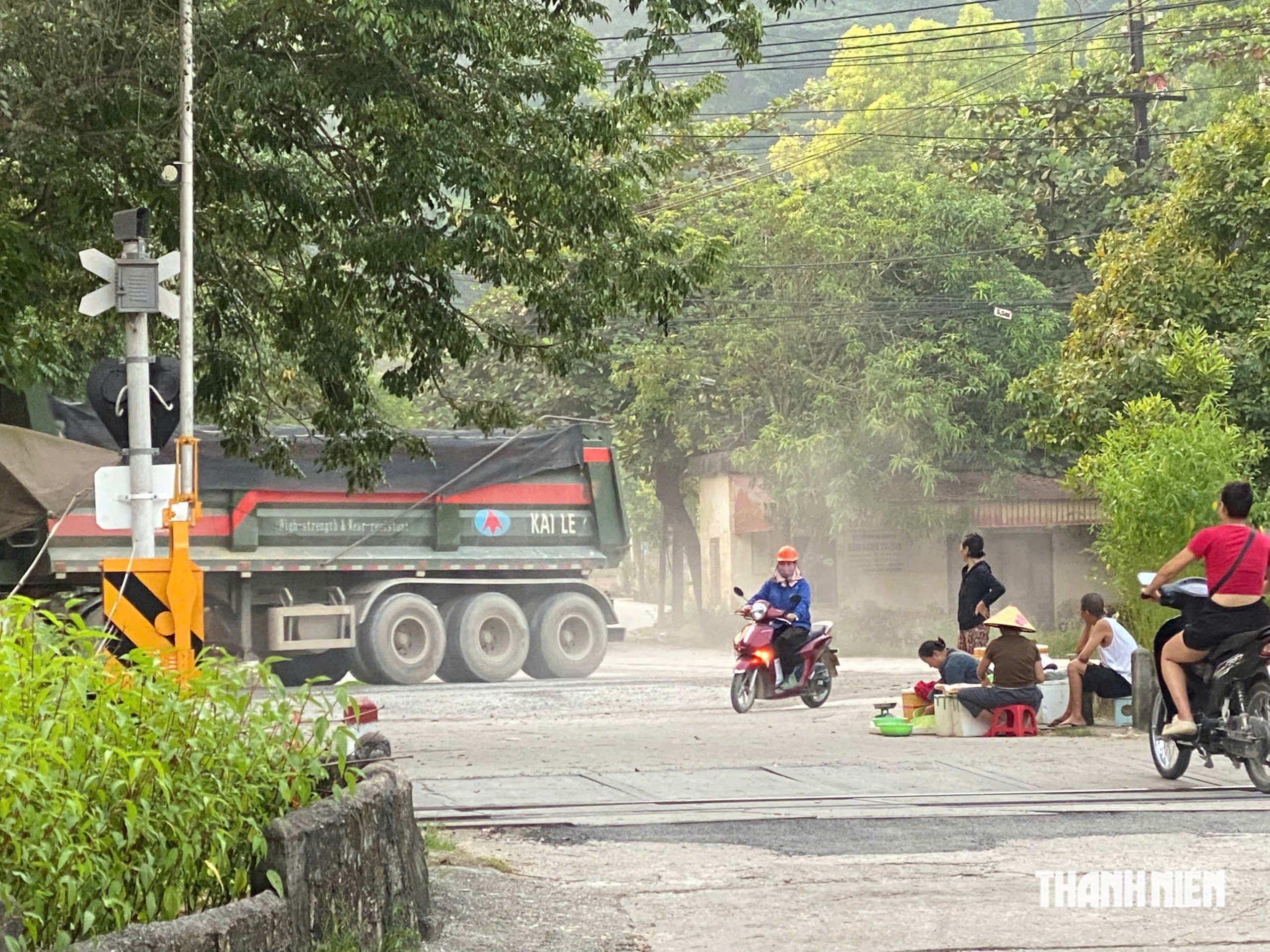Dân khổ vì bụi, chính quyền bảo 'chưa nghe phản ánh' - Ảnh 3.