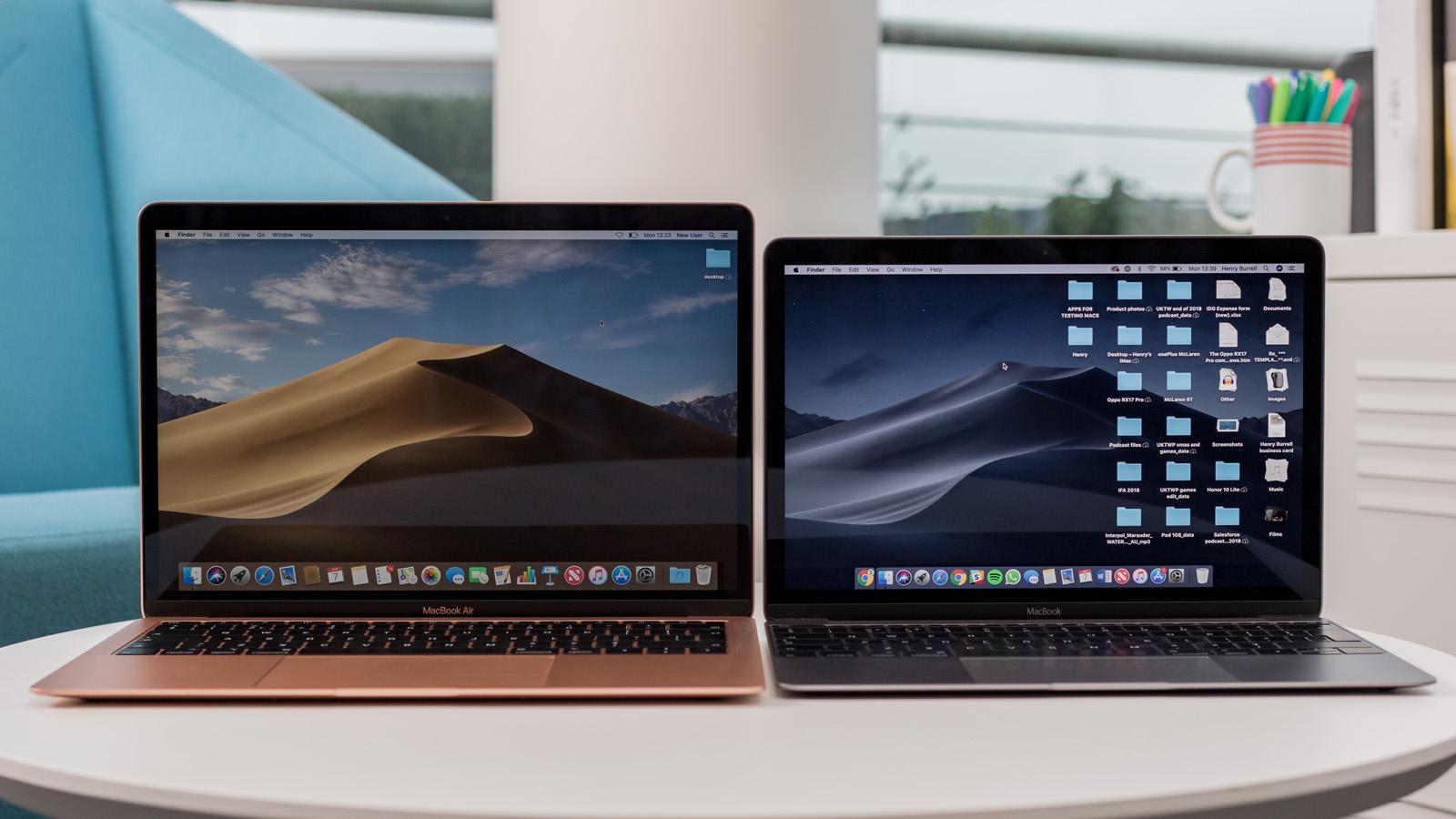 MacBook 12 inch (phải) đặt cạnh MacBook Air (trái), cho thấy chênh lệch về độ dày và kích thước