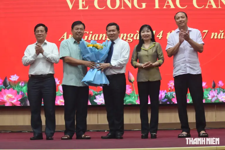 Thường trực Tỉnh ủy An Giang chúc mừng ông Đinh Văn Nơi