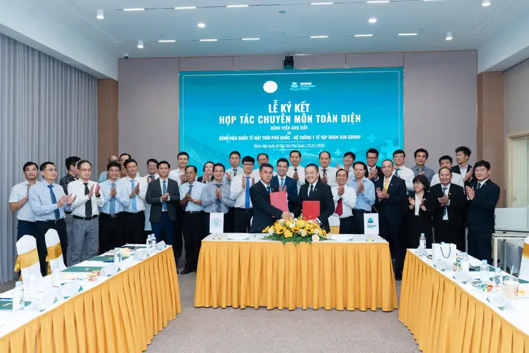Lễ ký kết hợp tác chuyên môn toàn diện giữa ba bệnh viện - Ảnh: SG