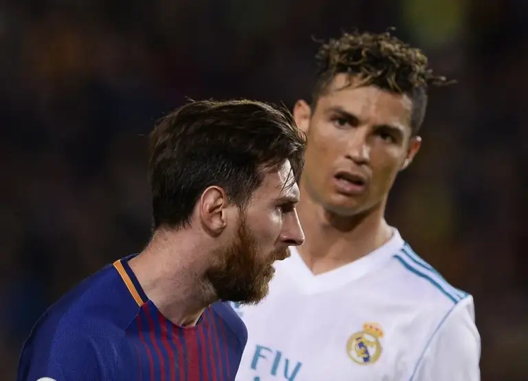 Cristiano Ronaldo (phải) và Lionel Messi thi đấu trong trận Barcelona gặp Real Madrid trên sân Camp Nou, Barcelona, Tây Ban Nha ngày 6/5/2018. Ảnh: AFP