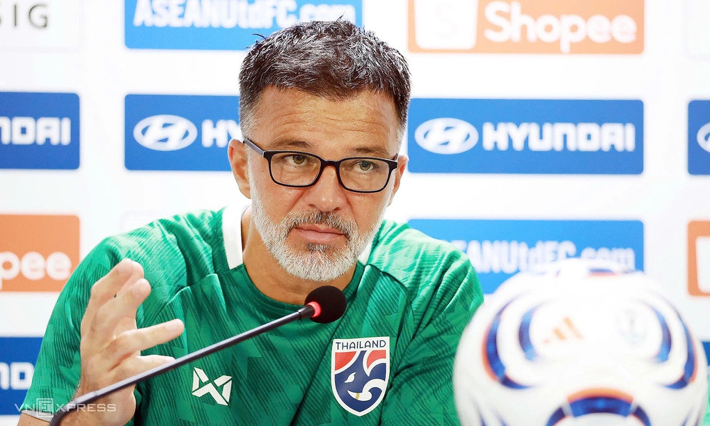 HLV người Anh Anthony Hudson của Thái Lan dự họp báo sau trận thua Việt Nam 0-2 ở lượt đi chung kết ASEAN Cup 2026 trên sân Rajamangala, Bangkok, Thái Lan ngày 22/8/2026. Ảnh: Đức Đồng