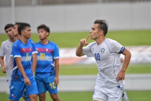 U.23 Philippines (áo xanh) thua đậm U.23 Uzbekistan trong trận ra quân