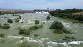Đập tràn nằm cách đập chính (đập phát điện) khoảng 3 km, có nhiệm vụ xả lũ nhằm điều tiết hồ chứa khi nước về nhiều