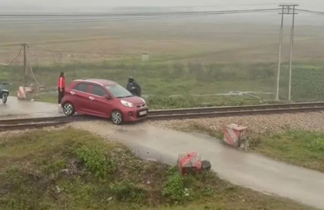Ô tô chết máy trên đường ray, tài xế phải nhanh chóng đưa người ra khỏi vùng nguy hiểm và báo hiệu dừng tàu